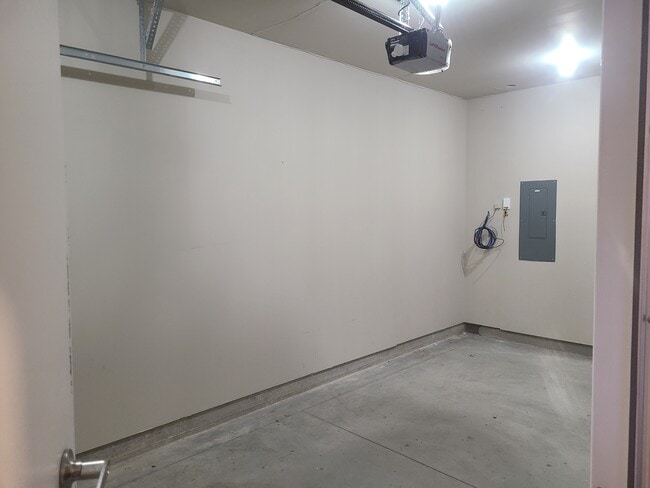 Photo - 550 Sandison St