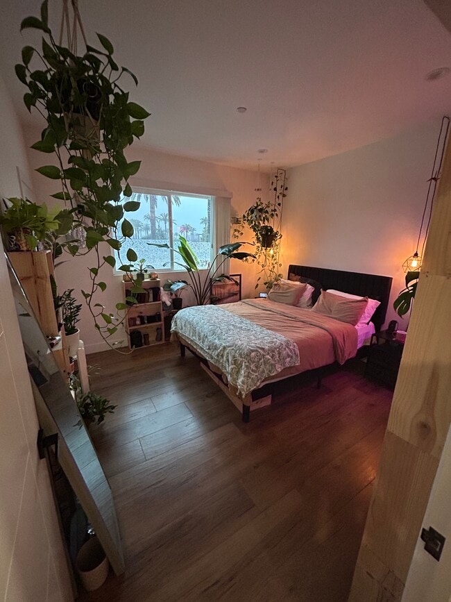 Building Photo - 2806 S Palm Grove Ave Unit #2 Rental