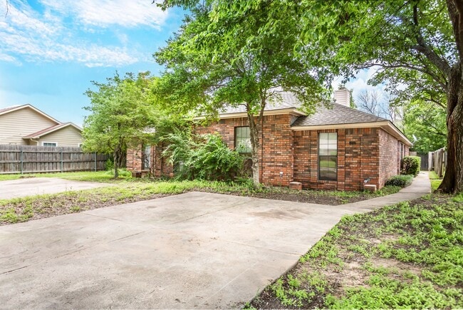 Photo - 3 bedroom, 2 bath Duplex in a Secluded Part of Duncanville