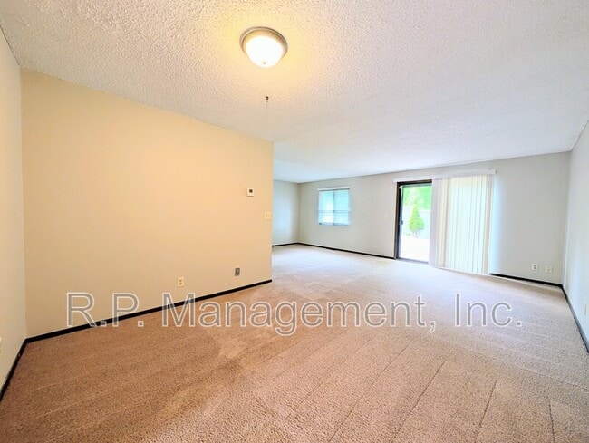 Photo - 170 Wentworth Ave W