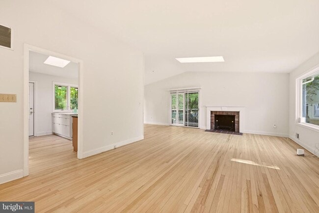 Photo - 8400 Thornden Terrace