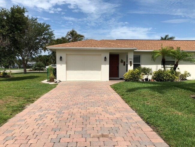 Building Photo - ** NAPLES PARK ** 2 BED / 1 BATH + GARAGE ...