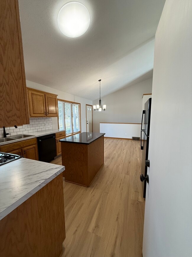 Building Photo - 8197 Cottonwood Dr