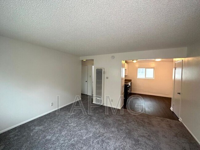 Photo - 169 W 42nd St