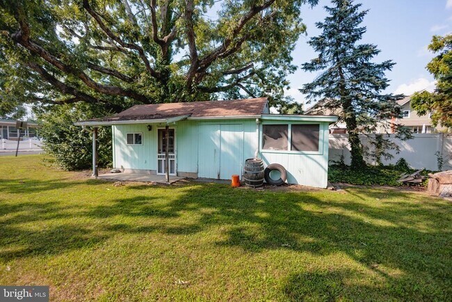 Photo - 221 Yale Rd S