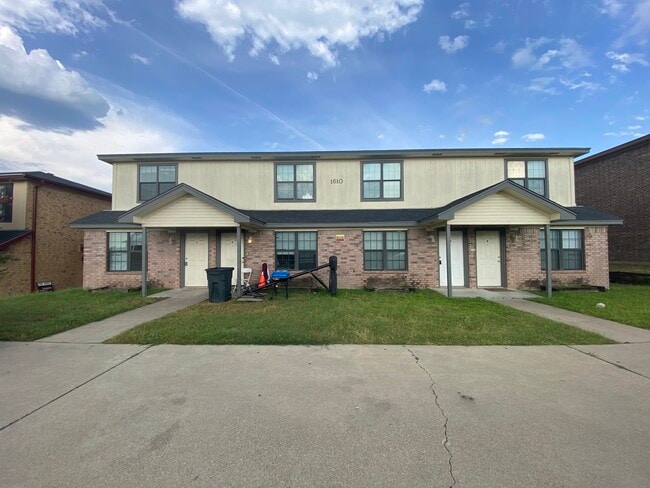 Building Photo - 1610 Aztec Trce Unit #B