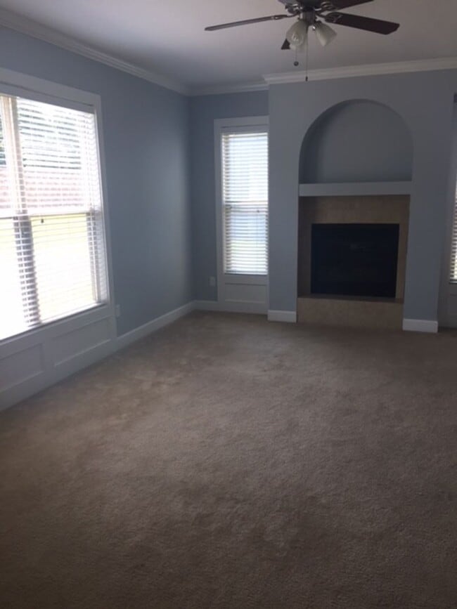 Building Photo - Lake Estates 4 bed 2.5 bath 3 car garage home! Unit 6225