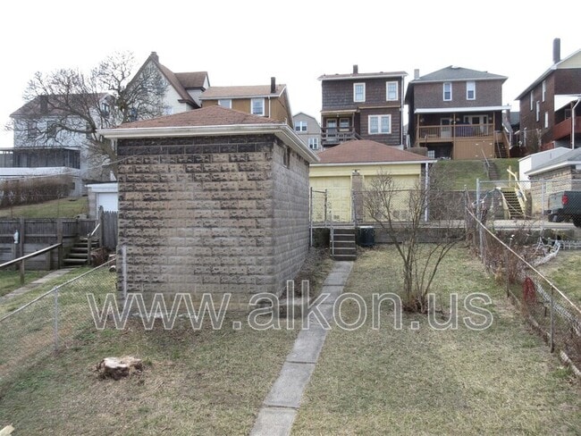 Photo - 818 Woodbourne Ave