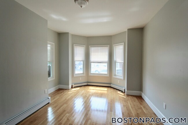 Building Photo - 460 Saratoga St