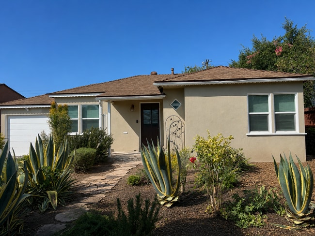 Building Photo - 2 Bedroom House in Mar Vista Available Now!