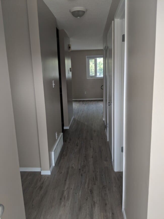 Photo - 3 Bed 1.5 Bath Unit in Edmonton, AB Unit 16443