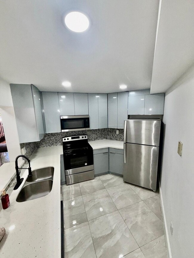 Building Photo - 9405 Fontainebleau Blvd Unit 109