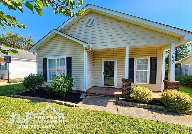 Building Photo - Charming 3 Bed/2 Bath Ranch in Charlotte! Rental