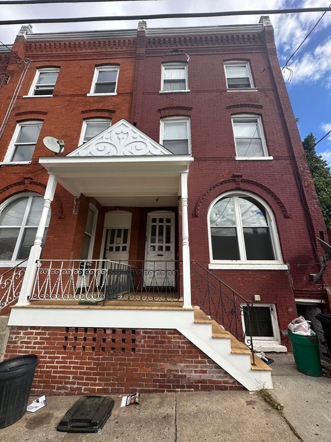 Building Photo - 11 N Ann St Unit Apt 1