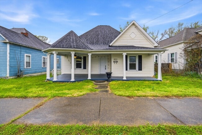 Building Photo - 401 E Oak Hill Ave