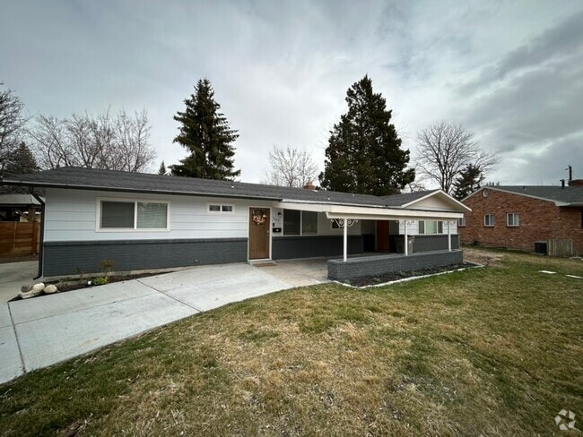 Building Photo - 220 N Owyhee St Rental
