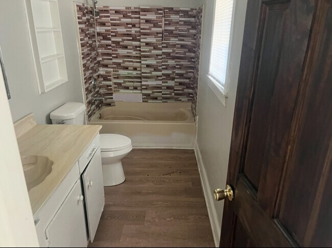 Photo - 1137 W 7th St House