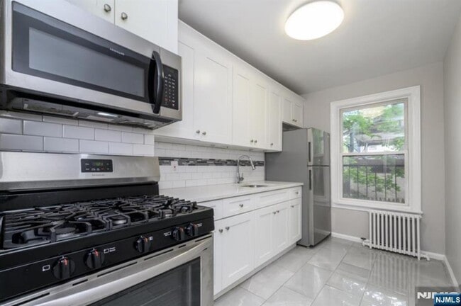 Building Photo - 140 W Englewood Ave Unit A4