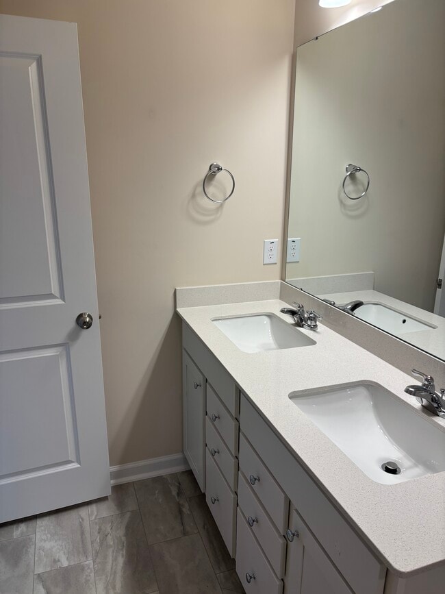 Photo - 837 Falls Grove Trl