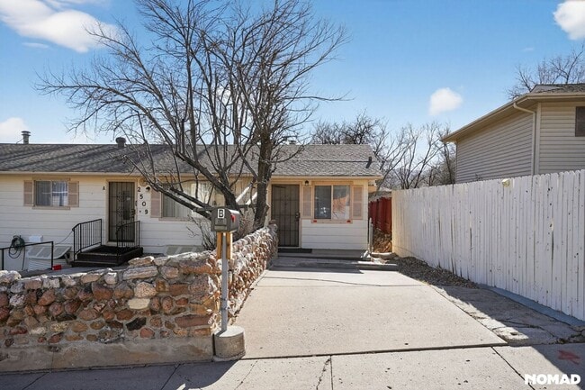 Building Photo - Charming 1BR Duplex in Colorado Springs