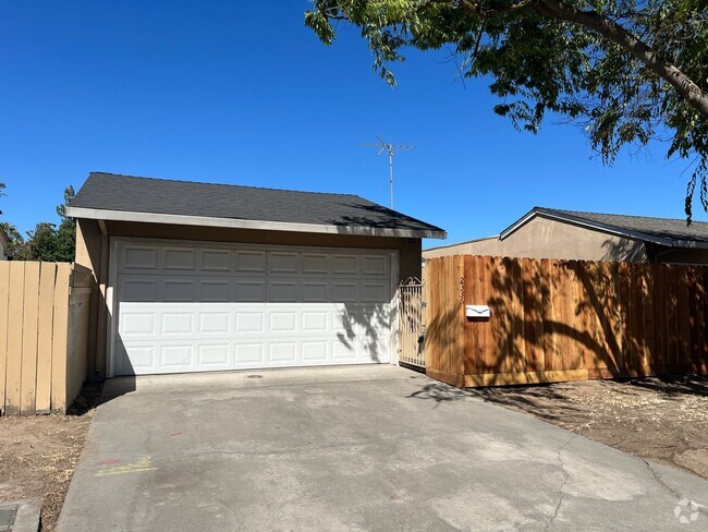 Building Photo - Single story 3 bedroom with two car garage! Rental