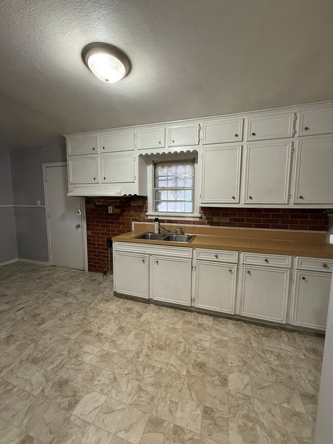 Photo - 2754 Lakehurst Ave