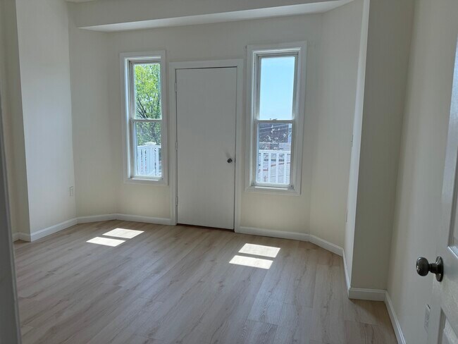 Building Photo - 247 Harvard St Unit 3