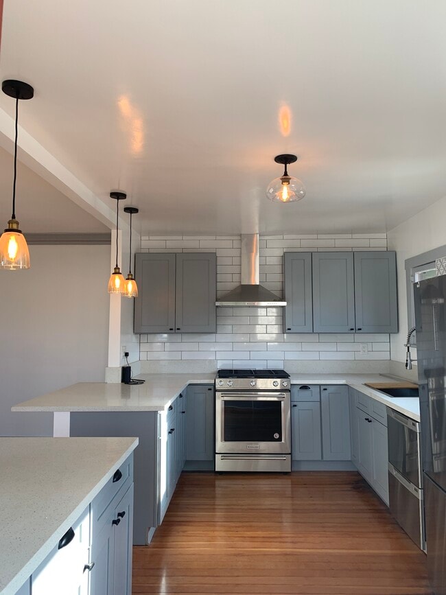 Cocina. Hornilla y campana extractora KitchenAid, lavavajillas de cajón Fischer & Paykel y refrigerador nuevo. - 515 N Atlantic Blvd