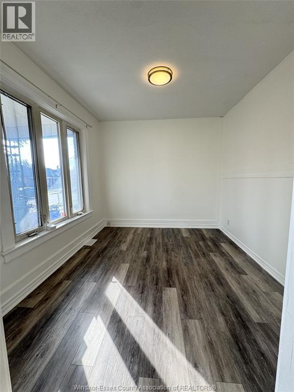 Photo - 1085 Langlois Ave