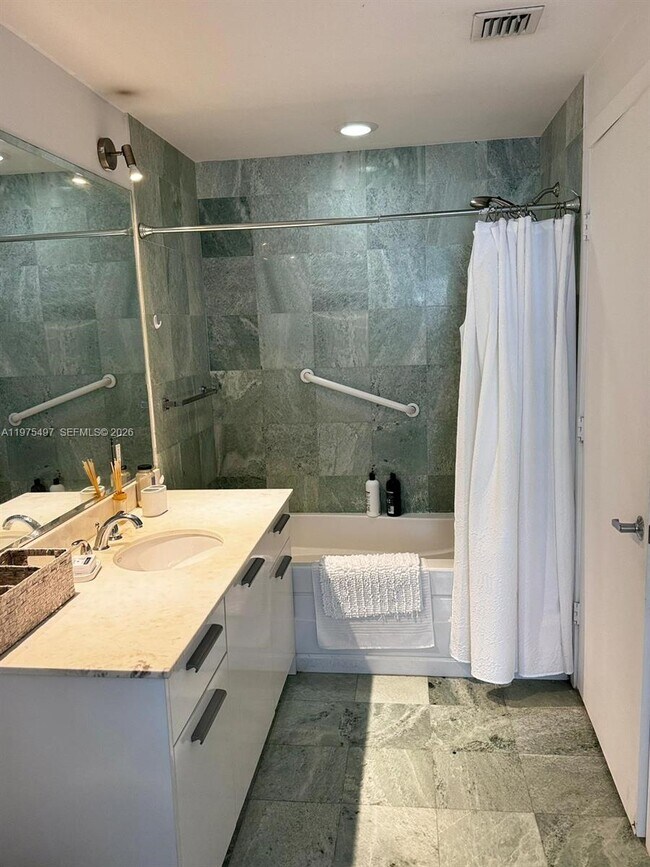 Photo - 1050 Brickell Ave Unidad 2908