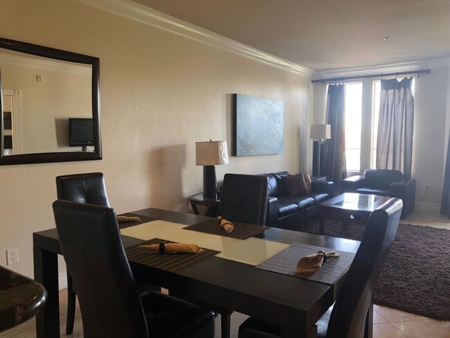 Building Photo - Meridian 2 BDR /2 BATH Luxury Condo - RESO...