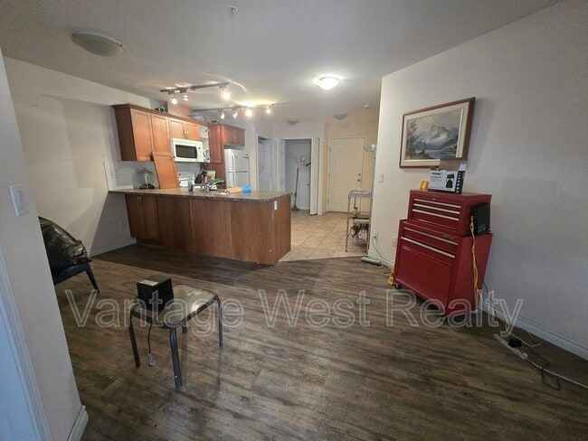 Photo - 598-598 Sutherland Ave