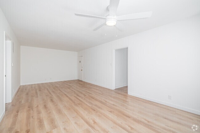 1BR, 1BA - 750SF - Living Room