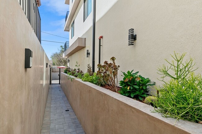 Photo - 10842 Victory Blvd