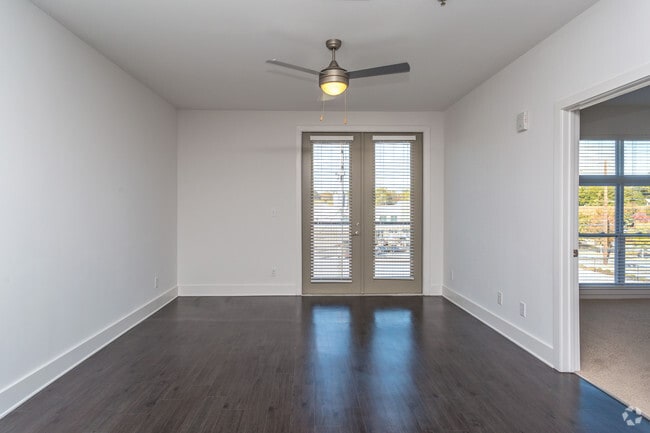 1BR, 1BA - 746 SF