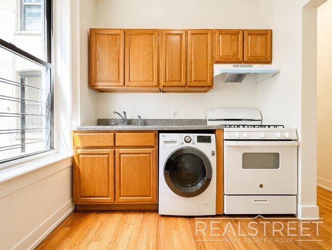 Photo - King-Size 2 Bed with Laundry in Elevator Building Unit 4C