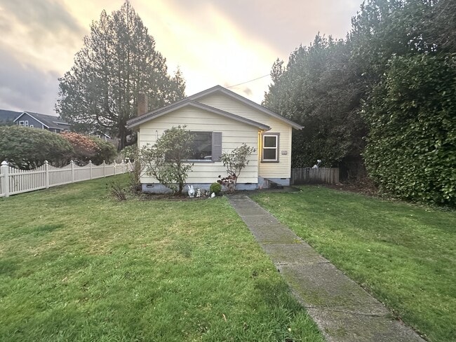 Building Photo - 7951 Maple Ave SE