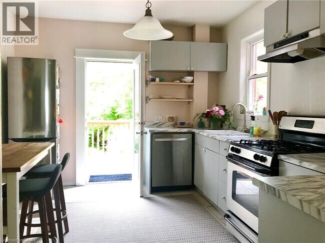 Photo - 291 Bay St N