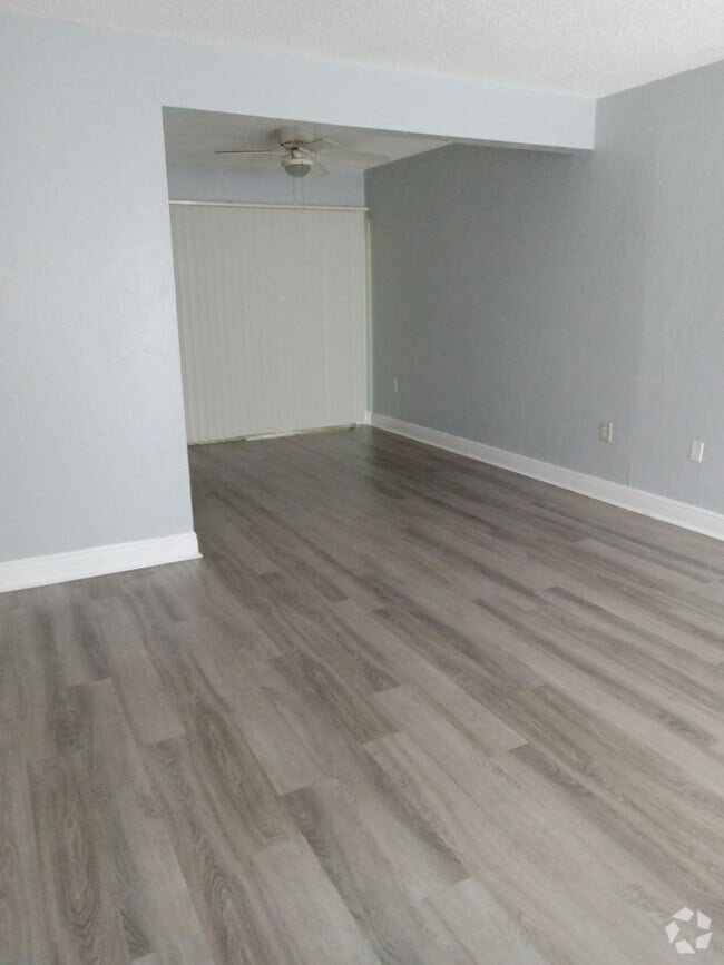 Building Photo - Spacious 1,226 SF Unit - 2 bd / 2 ba near ... Rental