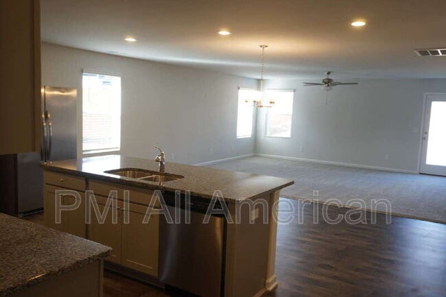 Photo - 289 Greenbay St