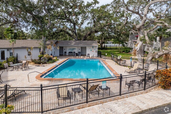 700 Lyndhurst St Dunedin, FL - Victoria Palms Apartments