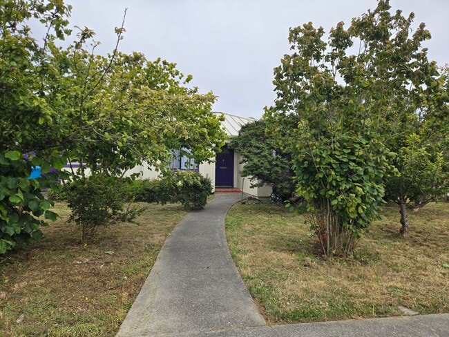 Building Photo - 4BD/2BA Eureka home close to schools, medical services