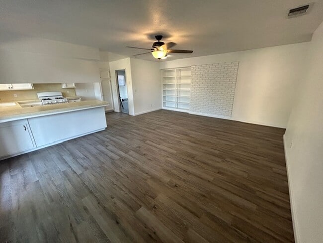Photo - 3 bedroom 2 bathroom with pool!
