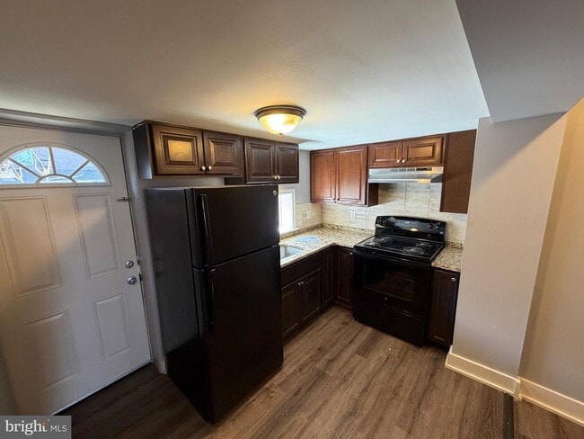 Building Photo - 134 W Airy St