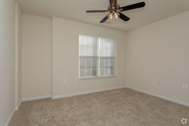 1BR, 1BA - 806 SF
