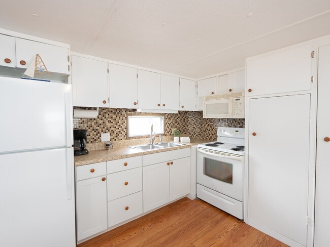 Photo - "Charming 2-Bed Furnished Annual Retreat in Venice, FL – Your Cozy Home Awaits!"