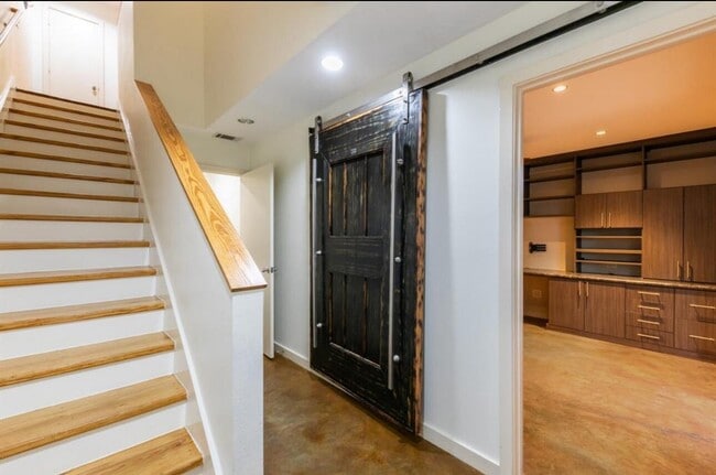 Photo - 5235 Blossom St