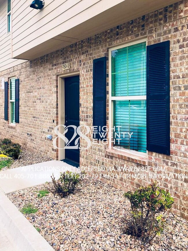 Building Photo - Jenkins Duo Unit 750 S Jenkins Ave #2