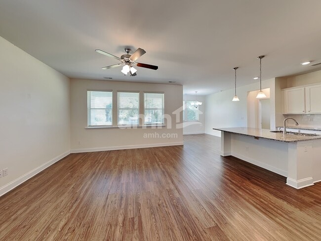 Photo - 115 Samara Ln