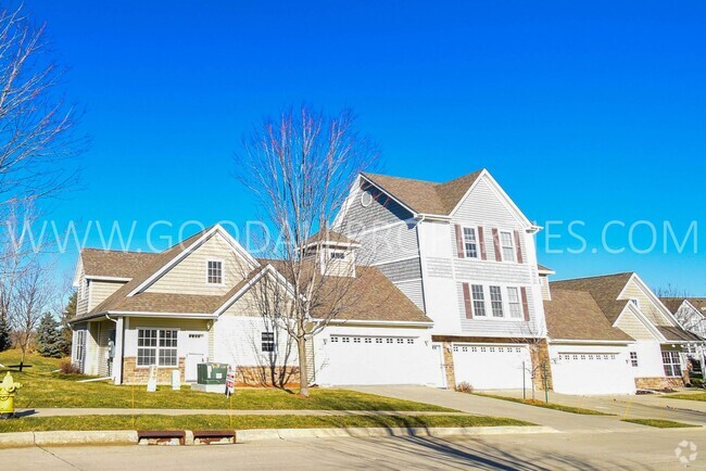 Building Photo - 1.5 Story 3-Bedroom Townhome with First-Fl...